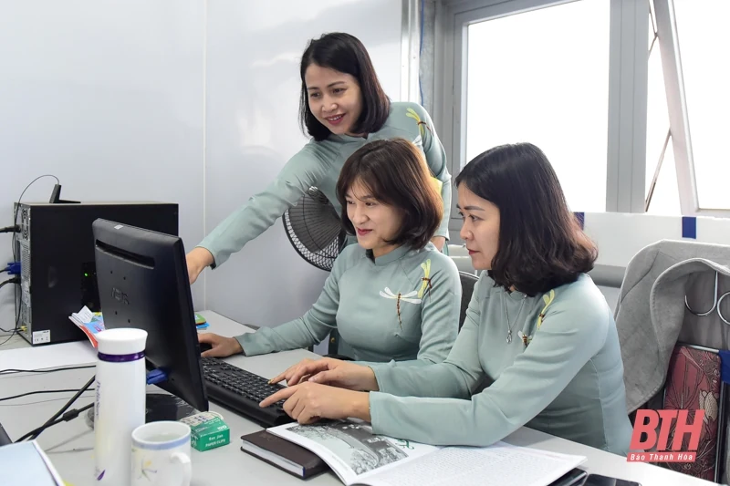 Nữ cán bộ, viên chức Trung tâm Văn hóa tỉnh hưởng ứng tuần lễ áo dài