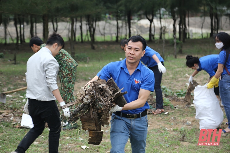 Thanh niên chung tay bảo vệ môi trường biển