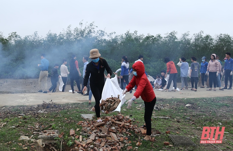 Thanh niên chung tay bảo vệ môi trường biển