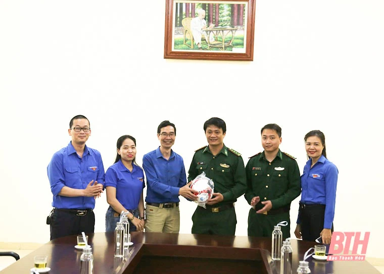 Đoàn Thanh niên Báo Thanh Hóa tổ chức hoạt động tình nguyện tại huyện Hậu Lộc