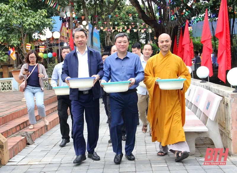 Thả cá giống tái tạo và phát triển nguồn lợi thuỷ sản tại lưu vực sông Mã