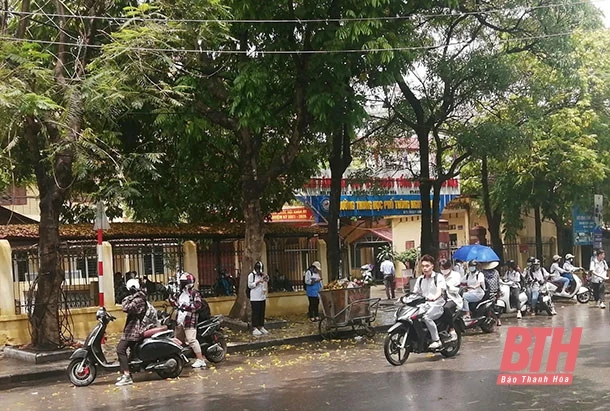 Học sinh tự điều khiển xe máy tới trường: Hậu quả khó lường