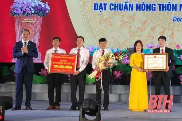 Làm theo lời Bác, Đông Văn trở thành xã nông thôn mới kiểu mẫu đầu tiên của tỉnh