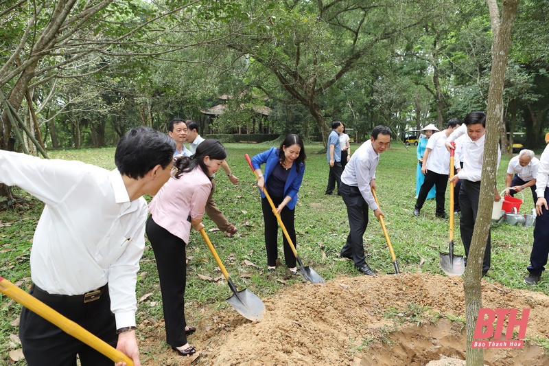 Phó Chủ tịch nước Võ Thị Ánh Xuân thăm Khu di tích Lam Kinh và tặng quà gia đình chính sách