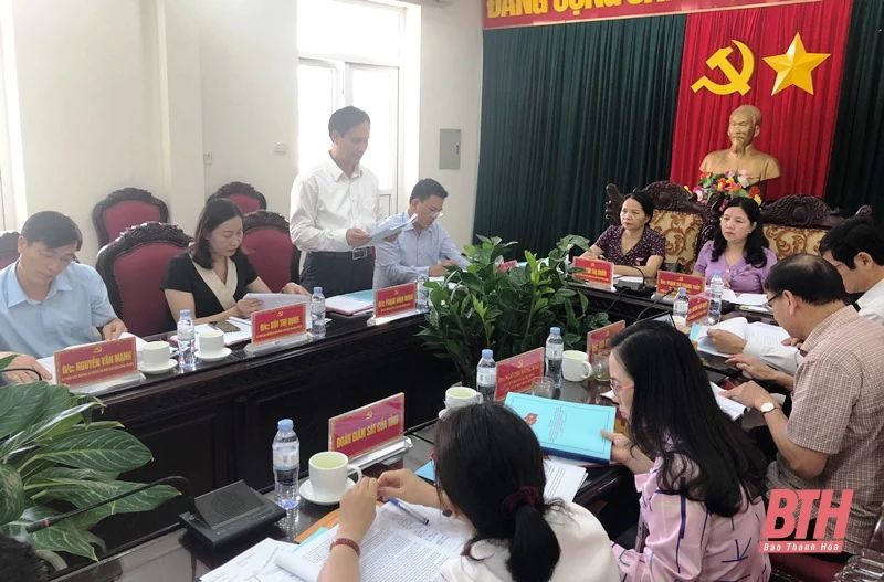 Trưởng ban Dân vận Tỉnh ủy, Chủ tịch Ủy ban MTTQ tỉnh Thanh Hoá giám sát công tác bầu cử tại huyện Thạch Thành