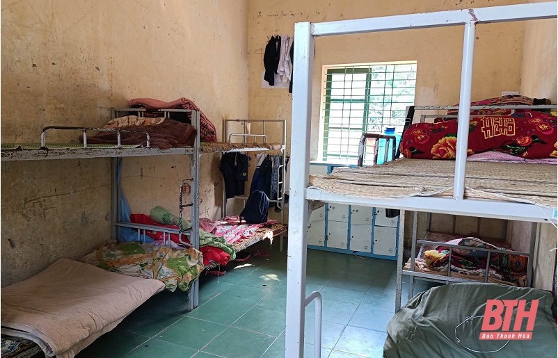 Nhiều học sinh bán trú ở tạm trong khu bếp ăn và phòng chờ giáo viên