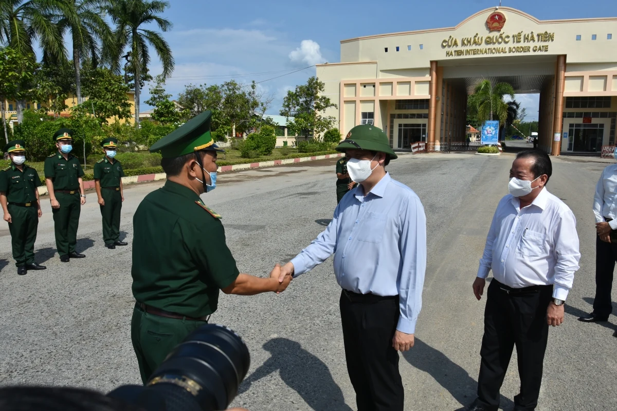 Không chủ quan, lơ là khi dịch COVID-19 đang “bủa vây” tứ phía