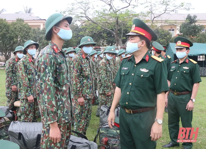 76 cán bộ, chiến sĩ Bộ Chỉ huy Quân sự tỉnh Thanh Hóa lên đường “chi viện” tuyến biên giới chống dịch COVID-19