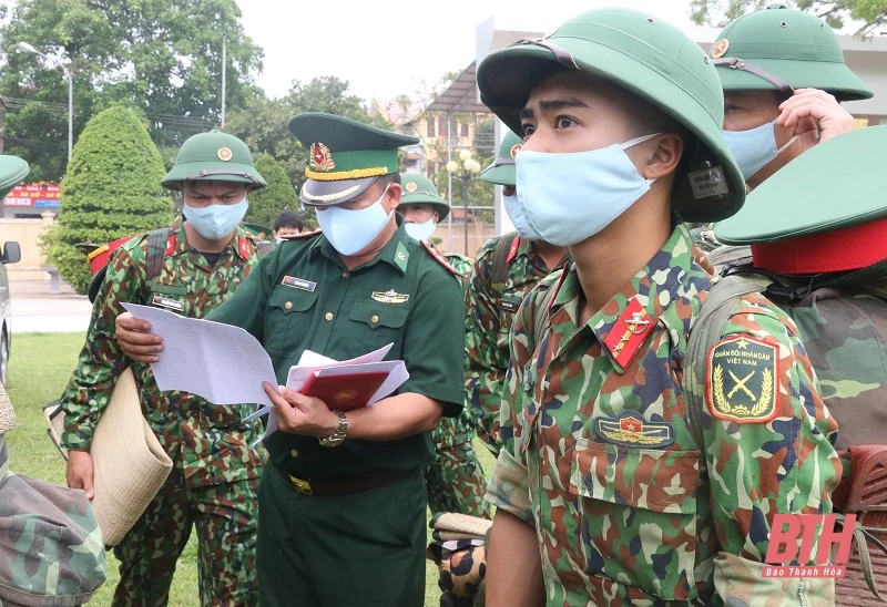 76 cán bộ, chiến sĩ Bộ Chỉ huy Quân sự tỉnh Thanh Hóa lên đường “chi viện” tuyến biên giới chống dịch COVID-19