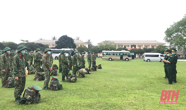 76 cán bộ, chiến sĩ Bộ Chỉ huy Quân sự tỉnh Thanh Hóa lên đường “chi viện” tuyến biên giới chống dịch COVID-19