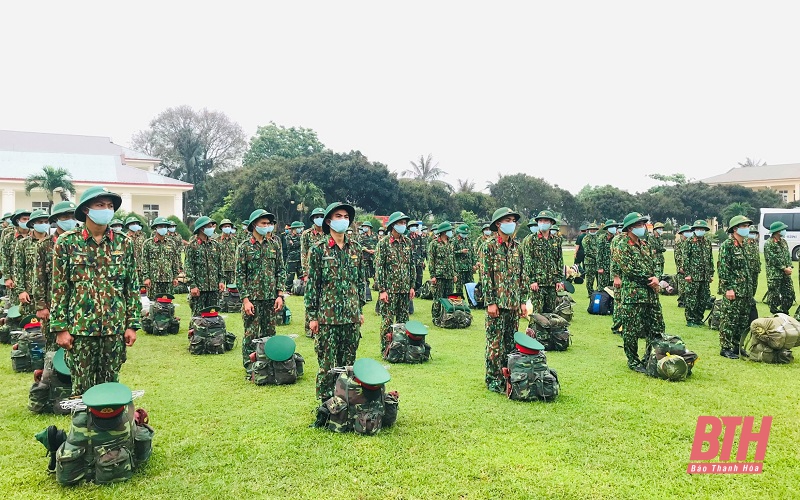 76 cán bộ, chiến sĩ Bộ Chỉ huy Quân sự tỉnh Thanh Hóa lên đường “chi viện” tuyến biên giới chống dịch COVID-19