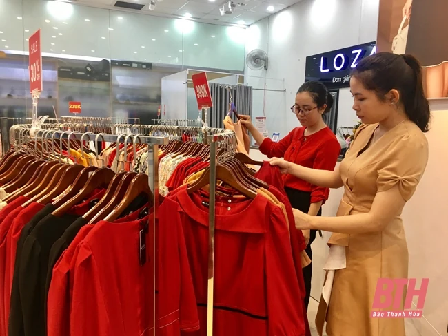 Sôi động thị trường thời trang xuân hè