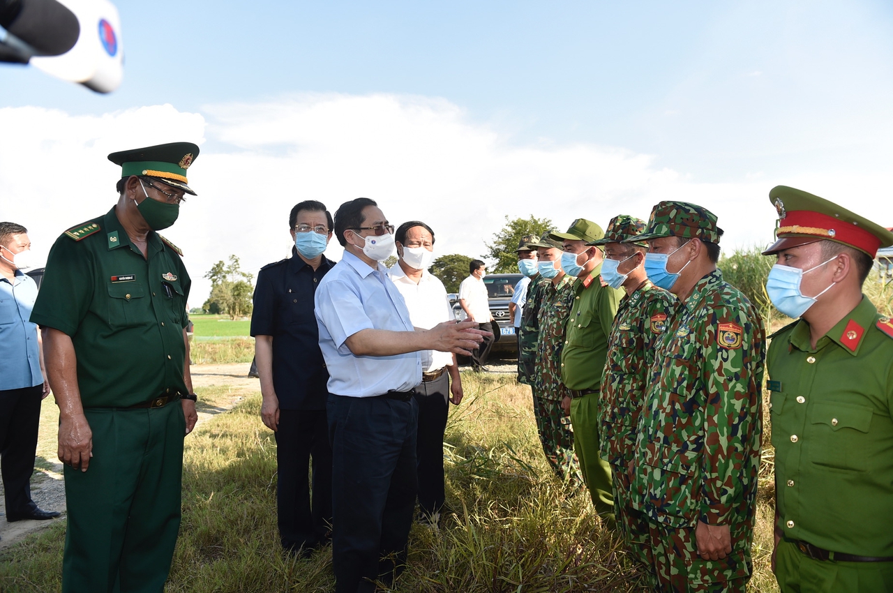 Thủ tướng kiểm tra công tác phòng chống dịch tại biên giới Tây Nam