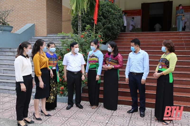 Phó Bí thư Thường trực Tỉnh ủy Lại Thế Nguyên và các ứng cử viên đại biểu Quốc hội khóa XV tiếp xúc cử tri tại đơn vị bầu cử số 5