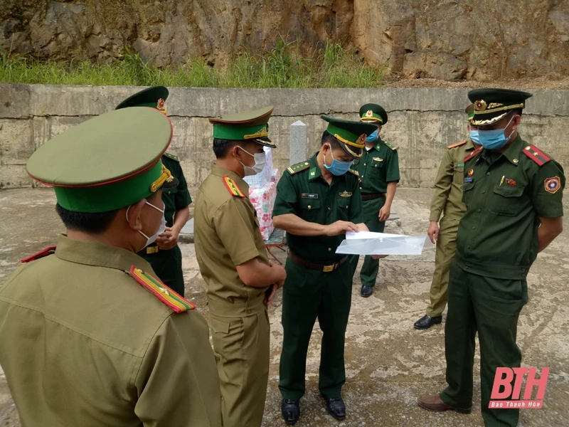 Tặng vật tư y tế phòng, chống dịch COVID-19 cho lực lượng vũ trang huyện Sầm Tớ