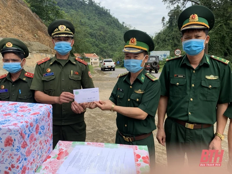 Tặng vật tư y tế phòng, chống dịch COVID-19 cho lực lượng vũ trang huyện Sầm Tớ