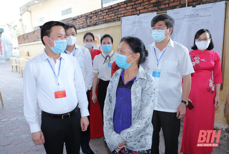 Đồng chí Bí thư Tỉnh ủy Đỗ Trọng Hưng kiểm tra công tác bầu cử và địa điểm phong tỏa, cách ly tập trung phòng chống COVID -19