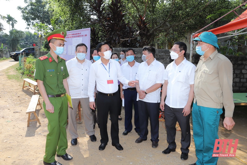 Đồng chí Bí thư Tỉnh ủy Đỗ Trọng Hưng kiểm tra công tác bầu cử và địa điểm phong tỏa, cách ly tập trung phòng chống COVID -19