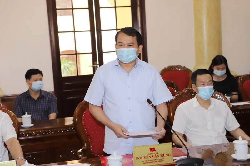Trao huy hiệu Đảng cho các đồng chí nguyên lãnh đạo tỉnh