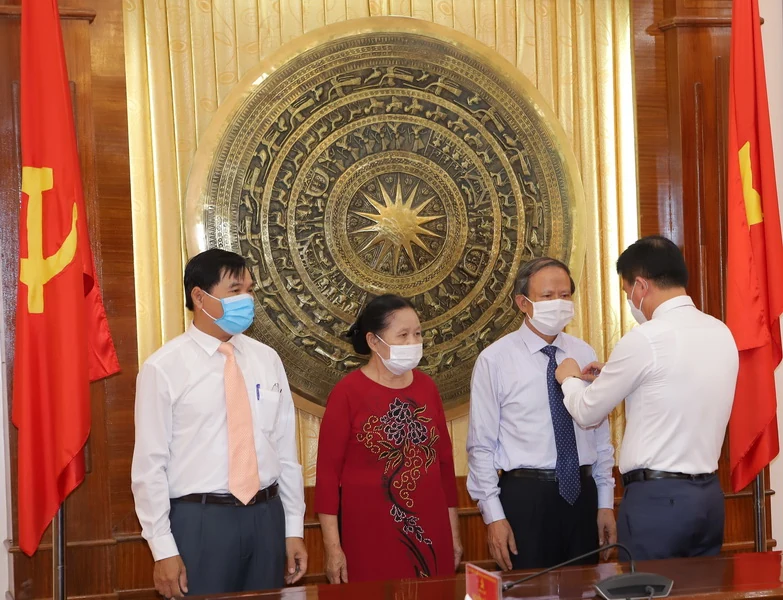 Trao huy hiệu Đảng cho các đồng chí nguyên lãnh đạo tỉnh