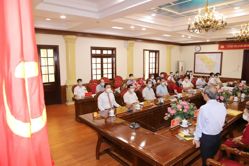 Trao huy hiệu Đảng cho các đồng chí nguyên lãnh đạo tỉnh