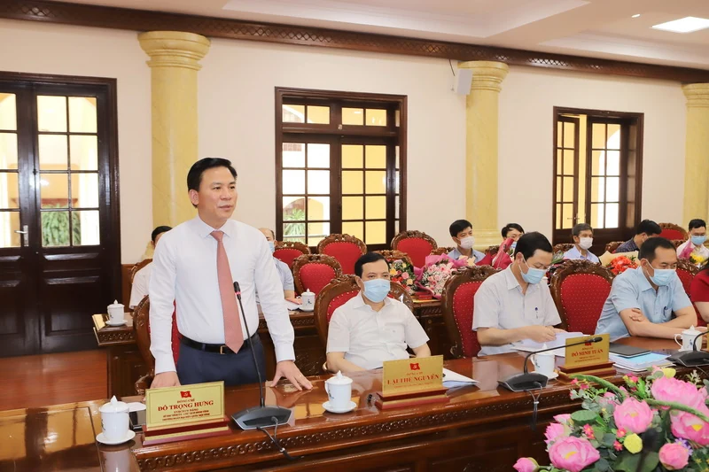 Trao huy hiệu Đảng cho các đồng chí nguyên lãnh đạo tỉnh
