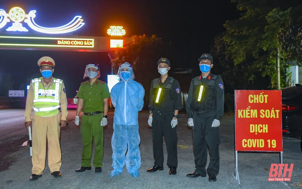 Trắng đêm kiểm soát phòng, chống dịch ở cửa ngõ Thanh Hóa