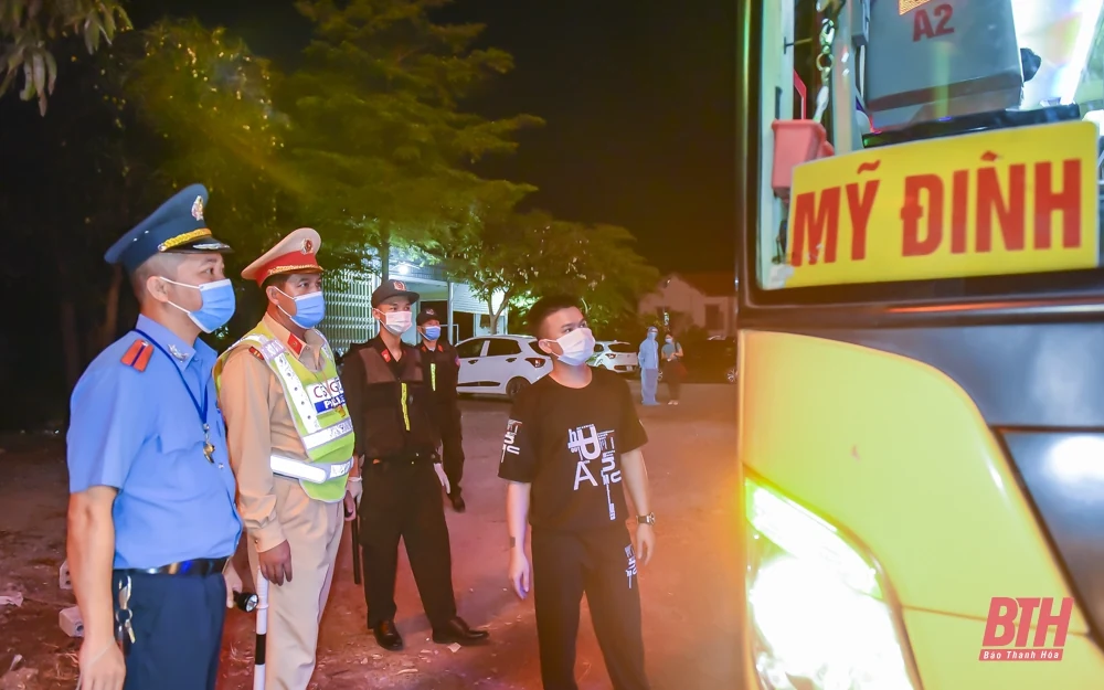 Trắng đêm kiểm soát phòng, chống dịch ở cửa ngõ Thanh Hóa