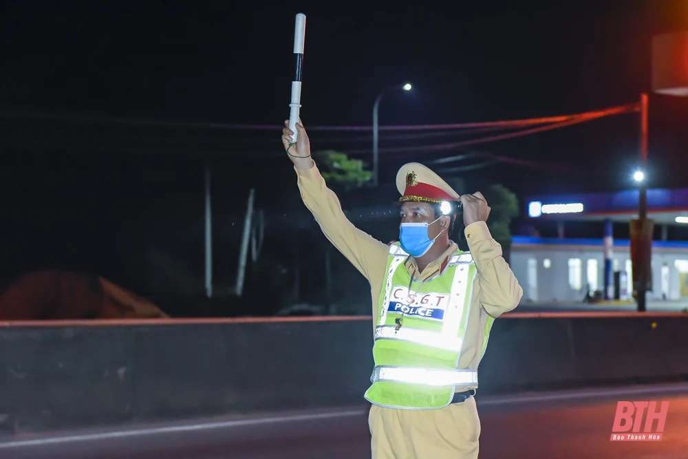 Trắng đêm kiểm soát phòng, chống dịch ở cửa ngõ Thanh Hóa