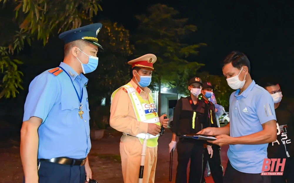 Trắng đêm kiểm soát phòng, chống dịch ở cửa ngõ Thanh Hóa