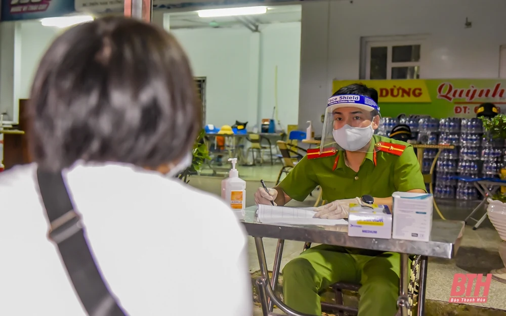 Trắng đêm kiểm soát phòng, chống dịch ở cửa ngõ Thanh Hóa