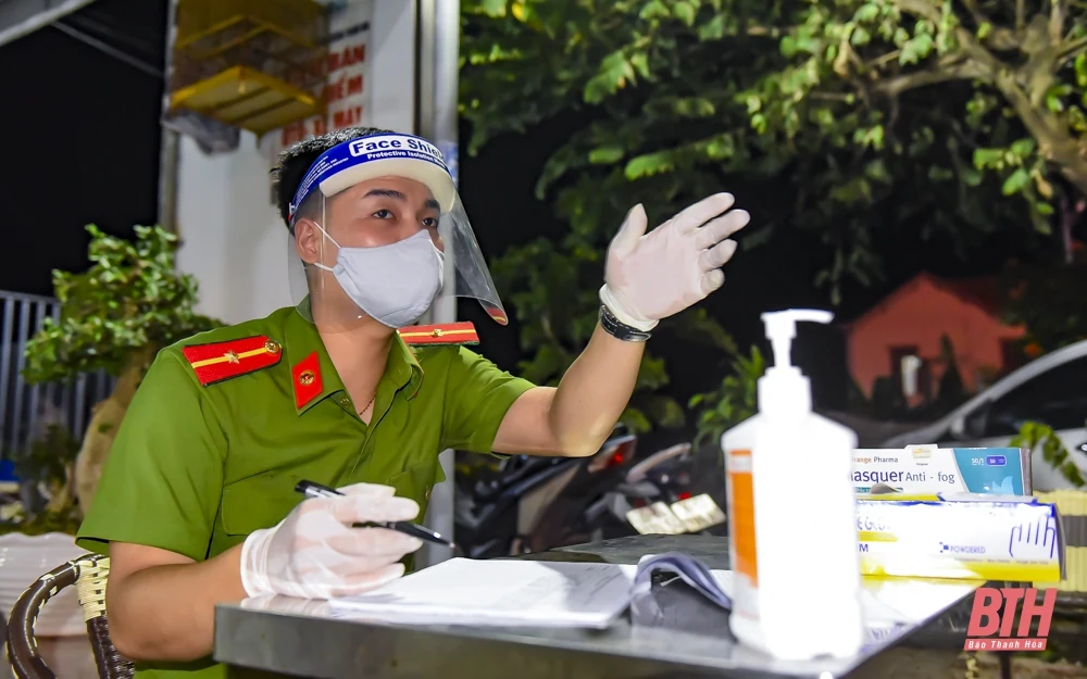 Trắng đêm kiểm soát phòng, chống dịch ở cửa ngõ Thanh Hóa