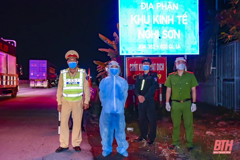 Trắng đêm kiểm soát phòng, chống dịch ở cửa ngõ Thanh Hóa