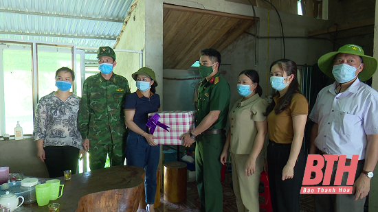 Thăm, tặng quà cán bộ, chiến sĩ Đồn Biên phòng cửa khẩu Quốc tế Na Mèo làm nhiệm vụ phòng, chống dịch