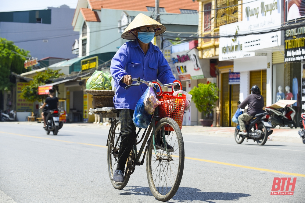 Vất vả mưu sinh dưới trời nắng nóng