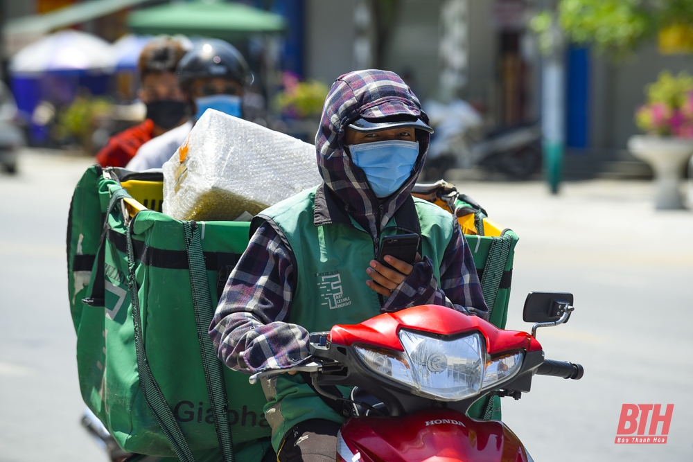 Vất vả mưu sinh dưới trời nắng nóng