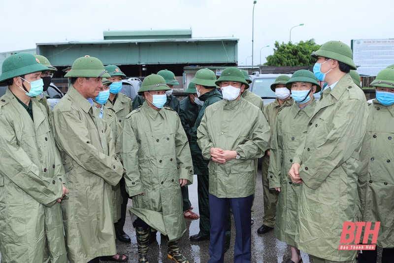 Đồng chí Bí thư Tỉnh ủy Đỗ Trọng Hưng kiểm tra, chỉ đạo công tác tìm kiếm cứu nạn trên biển và phòng chống bão số 2