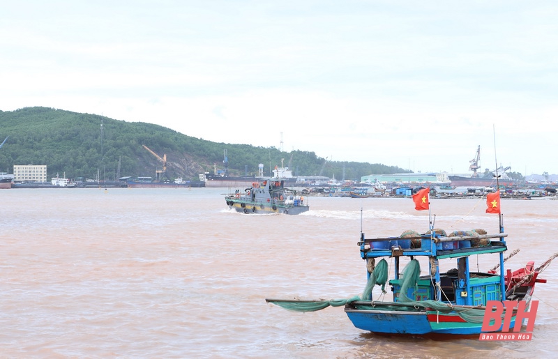 Đồng chí Bí thư Tỉnh ủy Đỗ Trọng Hưng kiểm tra, chỉ đạo công tác tìm kiếm cứu nạn trên biển và phòng chống bão số 2