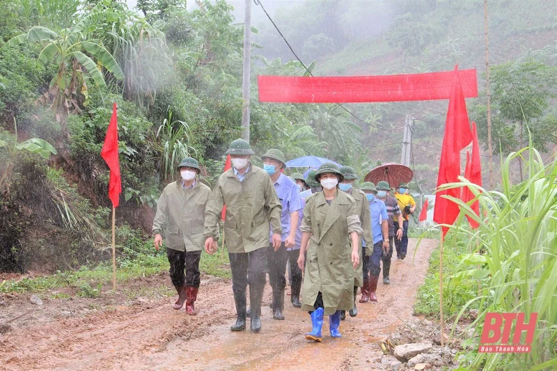 Phó Bí thư Tỉnh ủy Trịnh Tuấn Sinh kiểm tra, chỉ đạo công tác ứng phó với cơn bão số 2 tại huyện Quan Hóa