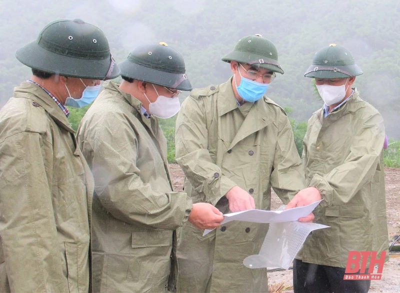 Phó Bí thư Tỉnh ủy Trịnh Tuấn Sinh kiểm tra, chỉ đạo công tác ứng phó với cơn bão số 2 tại huyện Quan Hóa