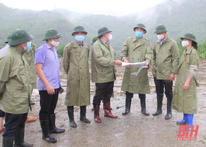 Phó Bí thư Tỉnh ủy Trịnh Tuấn Sinh kiểm tra, chỉ đạo công tác ứng phó với cơn bão số 2 tại huyện Quan Hóa