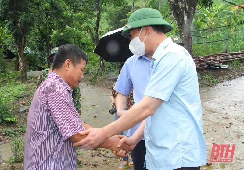 Phó Bí thư Tỉnh ủy Trịnh Tuấn Sinh kiểm tra, chỉ đạo công tác ứng phó với cơn bão số 2 tại huyện Quan Hóa