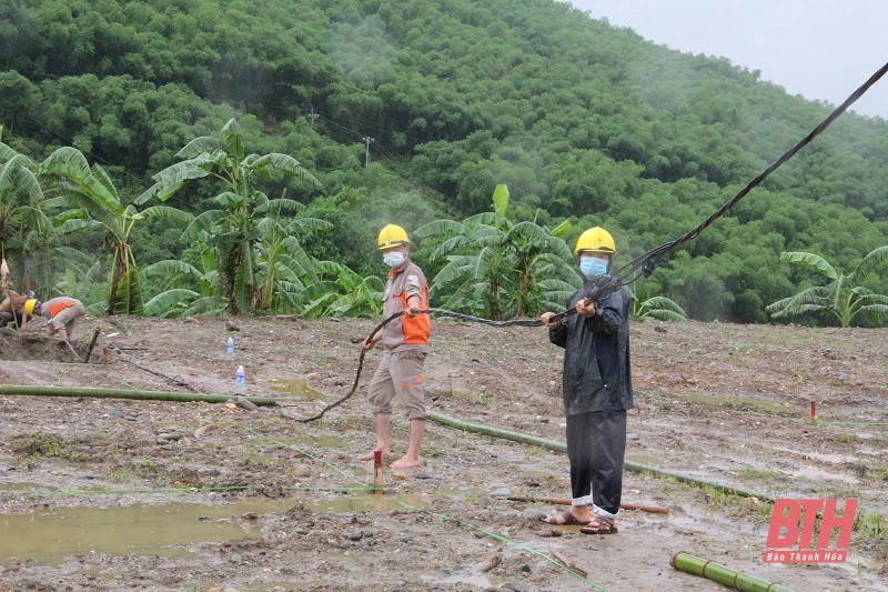 Phó Bí thư Tỉnh ủy Trịnh Tuấn Sinh kiểm tra, chỉ đạo công tác ứng phó với cơn bão số 2 tại huyện Quan Hóa