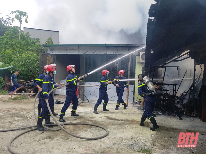 Kịp thời khống chế vụ cháy kho hàng phía sau Chợ đầu mối rau quả, thực phẩm Đông Hương