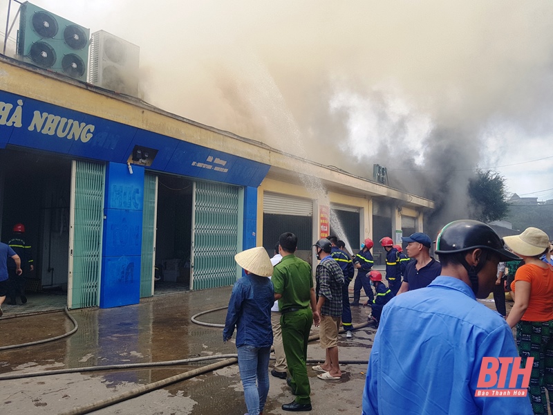 Kịp thời khống chế vụ cháy kho hàng phía sau Chợ đầu mối rau quả, thực phẩm Đông Hương