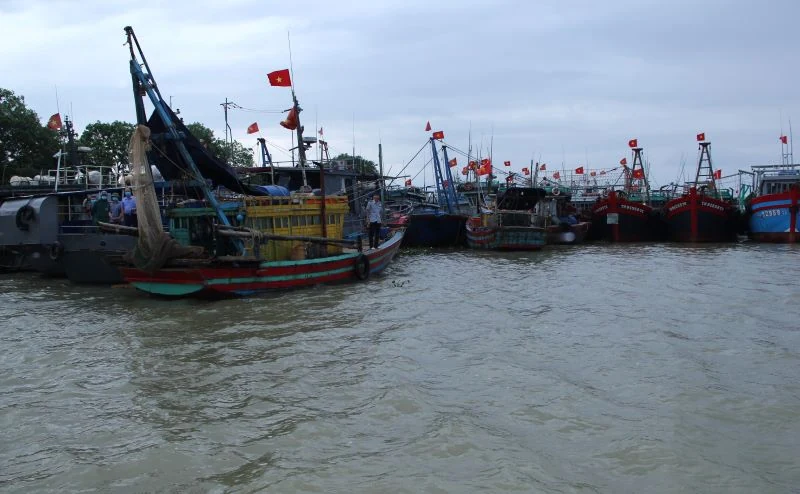 Phó Chủ tịch UBND tỉnh Lê Đức Giang kiểm tra công tác ứng phó với bão số 2: Thanh Hoá cấm biển từ 19h ngày 12-6