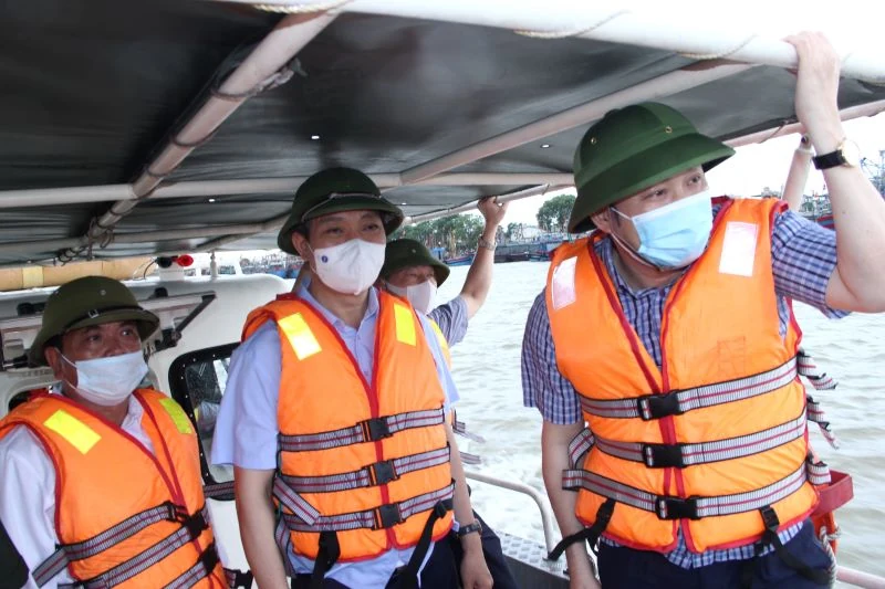 Phó Chủ tịch UBND tỉnh Lê Đức Giang kiểm tra công tác ứng phó với bão số 2: Thanh Hoá cấm biển từ 19h ngày 12-6