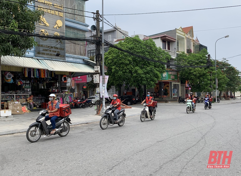 Dịch vụ giao đồ ăn nhanh, đi chợ hộ hút khách mùa dịch