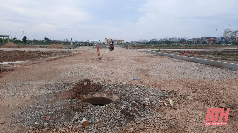 Nguy cơ tai nạn từ các mặt bằng dự án đang thi công dang dở