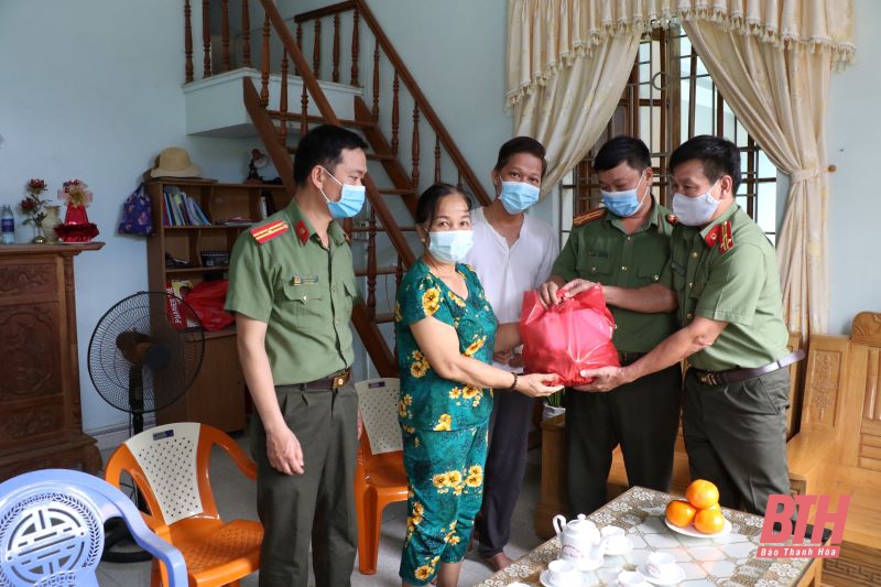 Thăm, tặng quà cán bộ, chiến sỹ công an có hoàn cảnh đặc biệt khó khăn